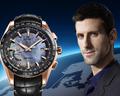 Subtil, geheimnisvoll und sportlich – so gibt sich der neue Begleiter an Novak Djokovics Handgelenk:  Die Seiko Astron GPS Solar World Time Novak Djokovic Limited Edition SSE105J1. :: Seiko