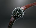 Das speziell justierte Uhrwerk 9R16 der neuen Grand Seiko Black Ceramic Limited Edition Spring Drive GMT SBGE037 gewährleistet höchste Präzision. :: Seiko